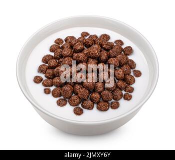 Palle di mais al cioccolato con latte isolato su sfondo bianco Foto Stock