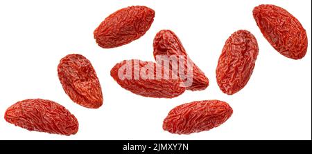Caduta bacche di goji essiccato isolato su sfondo bianco Foto Stock