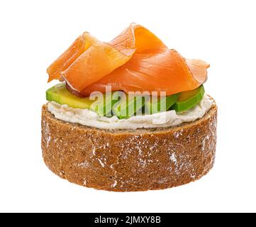 Bruschetta con salmone e formaggio cremoso isolato su sfondo bianco Foto Stock