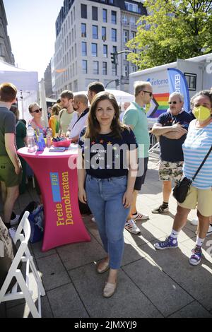 Svenja Hahn (MdEP) bei der Hamburger CSD-Demonstration und CSD Straßenfest. Amburgo, 06.08.2022 Foto Stock