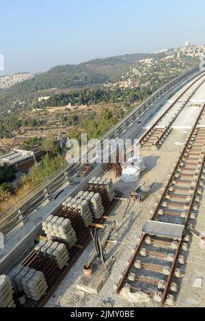 Gerusalemme, Israele. Agosto 2022. Costruzione dell'estensione della ferrovia leggera di Gerusalemme all'ospedale Hadassah Ein Kerem. Foto Stock