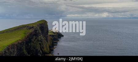 Vista panoramica del faro di Neist Point e del Minch sulla costa occidentale dell'isola di Skye Foto Stock