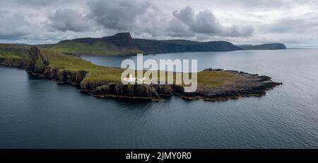 Vista panoramica del faro di Neist Point e del Minch sulla costa occidentale dell'isola di Skye Foto Stock