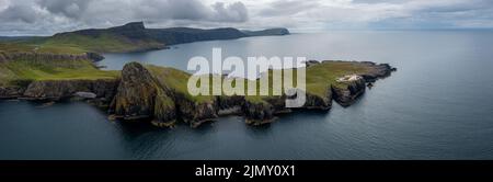 Vista panoramica del faro di Neist Point e del Minch sulla costa occidentale dell'isola di Skye Foto Stock