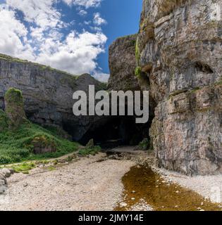 Una vista della pietra miliare della Grotta Smoo sulla costa delle Higlands scozzesi nordoccidentali Foto Stock