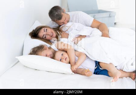 Vista laterale, comodo letto per famiglie Foto Stock
