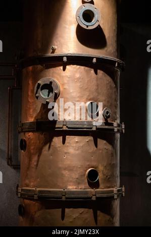 Vecchia e moderna attrezzatura per la distillazione di forte bevanda alcolica di mela calvados in Normandia, regione Calvados, Francia, tour di degustazione Foto Stock