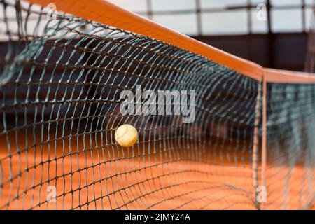 Rete da tennis con palla Foto Stock