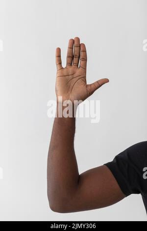 Persona che alza l'aria di una mano Foto Stock