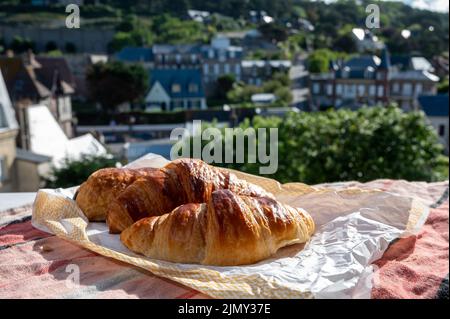 Due croissant al burro appena sfornati da panetteria artigianale francese Foto Stock