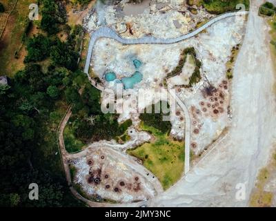 Vista aerea del drone dei forni vulcanici per fare Cozido di Furnas al lago Furnas. Sao Miguel, Azzorre. Lagoa das Furnas Hotsprings. Sfiato del vapore in ritardo Foto Stock