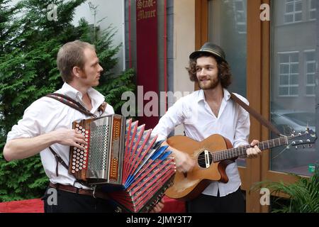 Berlino Germania, 2014. Cantanti folk fuori da un ristorante a Berlino Germania Foto Stock