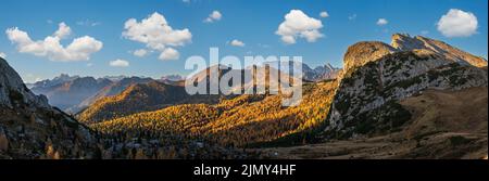 Autunno Dolomiti alpine scenario montano, Sudtirol, Italia. Vista dal Passo Falzarego al massiccio e ghiacciaio della Marmolada. Foto Stock