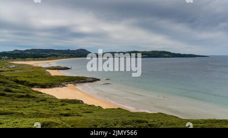 Una vista della bella Ballymastocker Beach sulle ardesie occidentali di Lough Swilly in Irlanda Foto Stock