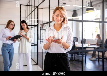 Donna con angolo basso che si prende cura delle responsabilità Foto Stock