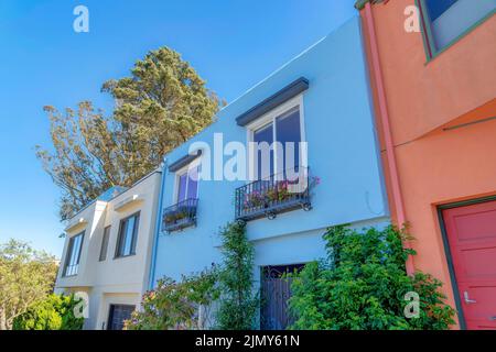 Piccole case nel quartiere di San Francisco, California, con pareti dipinte. C'è una casa sulla sinistra con parete beige accanto alla casa in Foto Stock