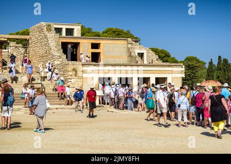 CNOSSO, GRECIA - SETTEMBRE 18: I visitatori in attesa di fila al più grande sito archeologico dell'età del bronzo sull'isola di Creta - Palazzo di Cnosso il Settembre 2017 Foto Stock