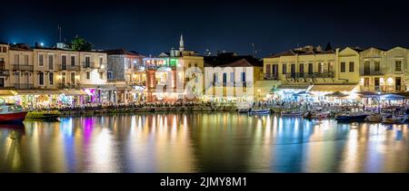 RETHYMNO, CRETE - 20 SETTEMBRE 2017: Terrazza di ristorante pieno di persone nel porto della città Foto Stock