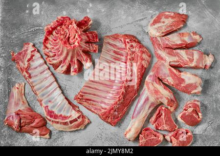 Assortimento di primi tagli di agnello, vista dall'alto Foto Stock