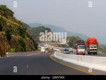 trasporto pesante su strada, strada a zig-zag con trasporto, autostrada e auto in montagna Foto Stock