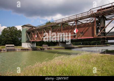 La porta di sbarramento di Fuestrup sul canale Dortmund-EMS vicino a Greven, Renania settentrionale-Vestfalia, Germania. Das Sperrtor Fuestrup des Dortmund-EMS-Kanal bei Greven, Foto Stock