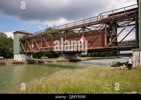 La porta di sbarramento di Fuestrup sul canale Dortmund-EMS vicino a Greven, Renania settentrionale-Vestfalia, Germania. Das Sperrtor Fuestrup des Dortmund-EMS-Kanal bei Greven, Foto Stock