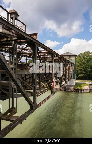 La porta di sbarramento di Fuestrup sul canale Dortmund-EMS vicino a Greven, Renania settentrionale-Vestfalia, Germania. Das Sperrtor Fuestrup des Dortmund-EMS-Kanal bei Greven, Foto Stock