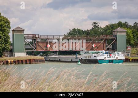 La porta di sbarramento di Fuestrup sul canale Dortmund-EMS vicino a Greven, Renania settentrionale-Vestfalia, Germania. Das Sperrtor Fuestrup des Dortmund-EMS-Kanal bei Greven, Foto Stock