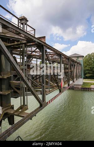 La porta di sbarramento di Fuestrup sul canale Dortmund-EMS vicino a Greven, Renania settentrionale-Vestfalia, Germania. Das Sperrtor Fuestrup des Dortmund-EMS-Kanal bei Greven, Foto Stock