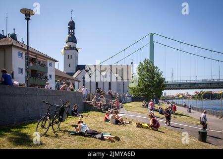 Sulle rive del fiume Reno nel distretto di Muelheim, chiesa di San Clemente, Muelheimer Bruecke, ponte sul Reno, Colonia, Germania. Rheinufer im St Foto Stock