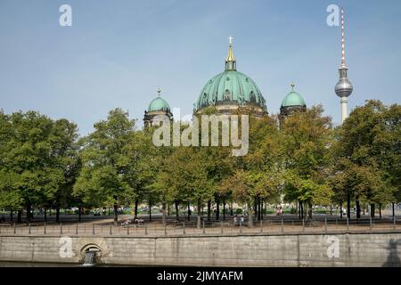 Berlino, Germania, 2014. Vista dal Ponte del Castello verso la Cattedrale e Berliner Fernsehturm a Berlino Foto Stock