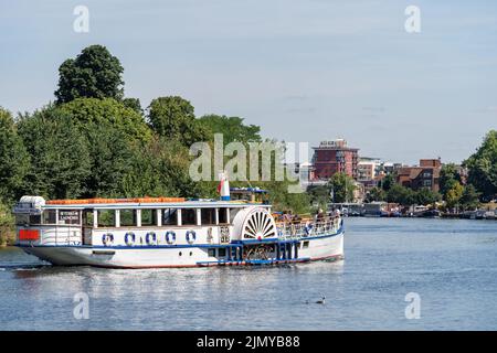 Surbiton Surrey, Regno Unito - 15 luglio 2022 : Yarmouth Belle in rotta da Hampton Court a Kingston il 15 luglio 2022. Peop non identificato Foto Stock