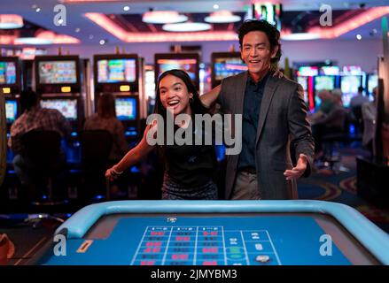 JOHN CHO e mia ISAAC in NON MI FANNO ANDARE (2022), diretto da HANNAH MARKS. Credito: AMAZON STUDIOS / Album Foto Stock