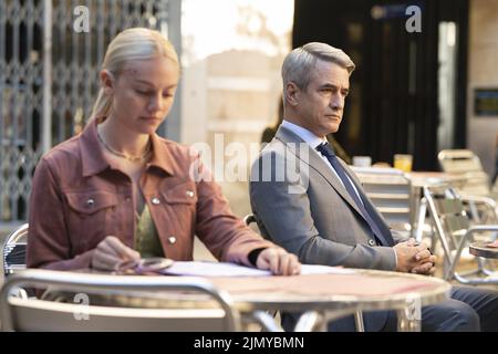 DERMOT MULRONEY e ÁINE SORSERO DALY in HANNA (2019), diretto DA DAVID FARR. Credit: Amazon Studios NBC Universal International Tomorrow Studios titolo di lavoro Televisione / Album Foto Stock