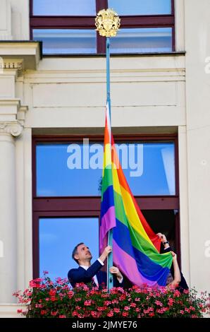 Praga, Repubblica Ceca. 08th ago 2022. Appendere la bandiera arcobaleno sul nuovo municipio di Praga in presenza del sindaco di Praga Zdenek Hrib, a sinistra, lunedì 8 agosto 2022, Praga, Repubblica Ceca. La marcia dell'arcobaleno Prague Pride come il culmine della festa di una settimana della comunità LGBT che si terrà il 8-14 agosto, avrà luogo nella capitale ceca il 13 agosto dopo tre anni di tempo, come è stato demolito nel 2020-2021 per l'epidemia COVID. Credit: Roman Vondrous/CTK Photo/Alamy Live News Foto Stock