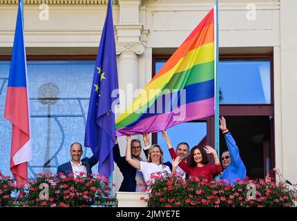 Praga, Repubblica Ceca. 08th ago 2022. Appendere la bandiera arcobaleno sul nuovo municipio di Praga in presenza del sindaco di Praga Zdenek Hrib, 4th da sinistra, lunedì 8 agosto 2022, Praga, Repubblica Ceca. La marcia dell'arcobaleno Prague Pride come il culmine della festa di una settimana della comunità LGBT che si terrà il 8-14 agosto, avrà luogo nella capitale ceca il 13 agosto dopo tre anni di tempo, come è stato demolito nel 2020-2021 per l'epidemia COVID. Credit: Roman Vondrous/CTK Photo/Alamy Live News Foto Stock