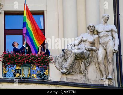 Praga, Repubblica Ceca. 08th ago 2022. Appendere la bandiera arcobaleno sul nuovo municipio di Praga in presenza del sindaco di Praga Zdenek Hrib, a sinistra, lunedì 8 agosto 2022, Praga, Repubblica Ceca. La marcia dell'arcobaleno Prague Pride come il culmine della festa di una settimana della comunità LGBT che si terrà il 8-14 agosto, avrà luogo nella capitale ceca il 13 agosto dopo tre anni di tempo, come è stato demolito nel 2020-2021 per l'epidemia COVID. Credit: Roman Vondrous/CTK Photo/Alamy Live News Foto Stock