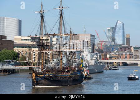 Tower Bridge, Londra, Regno Unito. 8th ago, 2022. Goteborg di Svezia è una replica a vela della svedese East Indiaman Goteborg i, lanciata nel 1738, e sta visitando Londra per accogliere i visitatori a bordo. La replica di legno fu lanciata nel 2003 e visitò Londra l'ultima volta nel 2007. Ha navigato sul Fiume Tamigi in mattinata per passare sotto il Tower Bridge aperto prima di svoltare e passare di nuovo sotto e dirigersi verso il Thames Quay a Canary Wharf, dove sarà aperto ai visitatori. Con HMS Belfast Foto Stock