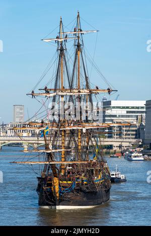 Tower Bridge, Londra, Regno Unito. 8th ago, 2022. Goteborg di Svezia è una replica a vela della svedese East Indiaman Goteborg i, lanciata nel 1738, e sta visitando Londra per accogliere i visitatori a bordo. La replica di legno fu lanciata nel 2003 e visitò Londra l'ultima volta nel 2007. Ha navigato sul Fiume Tamigi in mattinata per passare sotto il Tower Bridge aperto prima di svoltare e passare di nuovo sotto e dirigersi verso il Thames Quay a Canary Wharf, dove sarà aperto ai visitatori. London Bridge dietro Foto Stock