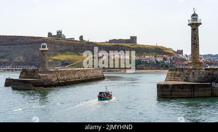 WHITBY, NORTH YORKSHIRE, Regno Unito - LUGLIO 19: Vista dell'ingresso del porto a Whitby, North Yorkshire il 19 Luglio 2022 Foto Stock