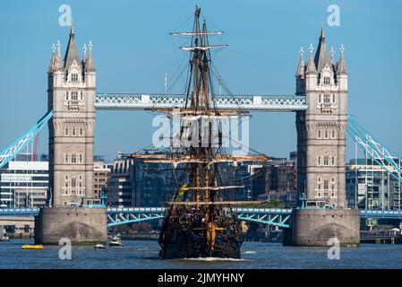 Tower Bridge, Londra, Regno Unito. 8th ago, 2022. Goteborg di Svezia è una replica a vela della svedese East Indiaman Goteborg i, lanciata nel 1738, e sta visitando Londra per accogliere i visitatori a bordo. La replica di legno fu lanciata nel 2003 e visitò Londra l'ultima volta nel 2007. Ha navigato sul Fiume Tamigi in mattinata per passare sotto il Tower Bridge aperto prima di svoltare e passare di nuovo sotto e dirigersi verso il Thames Quay a Canary Wharf, dove sarà aperto ai visitatori. Scendendo lungo il fiume dopo aver passato sotto il Tower Bridge Foto Stock