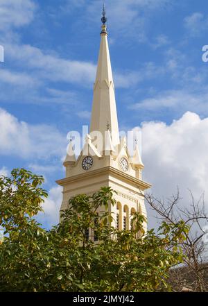 Guglia della chiesa con orologi che si innalzano verso il cielo Foto Stock