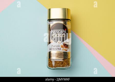 Tyumen, Russia-30 giugno 2022: Caffè torrefatto Nescafe Gold barista stile latte. Caffè in polvere prodotto da Nestle Foto Stock