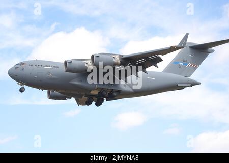 US Air Force Boeing C-17 Globemaster arrivo al Royal International Air Tattoo RIAT 2022 a RAF Fairford, Regno Unito Foto Stock