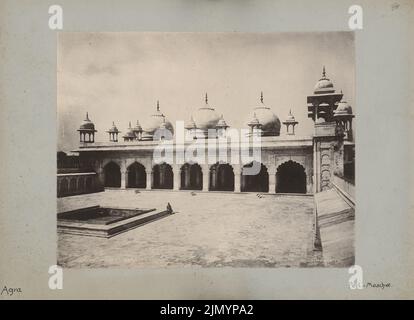 Clifton & Co., Moti Masjid (moschea perla), Agra (senza dat.): Cortile interno con portico con archi a tendina e fregio, le tre cupole della sala di preghiera sullo sfondo. Foto, 23,4 x 32,4 cm (inclusi i bordi di scansione) Foto Stock