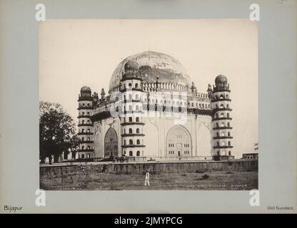 Clifton & Co., Gol Gumbaz, Bijapur (senza DAT.): Vista del palazzo quadratico a cupola fiancheggiato da torri d'angolo ottagonali con portali ad arco di chiglia, costruito nel 1659, Mausoleo di Mohamed Adel Shah (1626-. Foto, 23,6 x 32,7 cm (inclusi i bordi di scansione) Foto Stock