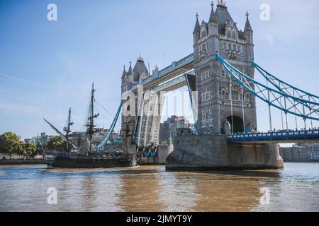 Londra UK 8 Agosto 2022 Replica 18th secolo la nave svedese Götheborg navigò oggi a Londra. Per pochi minuti prima di rientrare al molo dell'India era ormeggiata e aperta alla visita fino al 12 Agosto 2022 Paul Quezada-Neiman/Alamy Live News Foto Stock