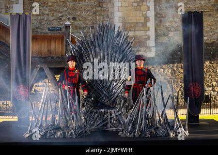 SOLO PER USO EDITORIALE Beefeaters guardia il gioco di spade di ferro fuori dalla Torre di Londra per segnare il lancio del prequel del Trono di spade, House of the Dragon, in onda su Sky e il servizio di streaming ORA da agosto 22. Foto PA Data delle foto: Lunedì 8 agosto 2022.. Il trono viene esposto alla Torre di Londra oggi e domani, davanti alla prima House of the Dragon la prossima settimana a Leicester Square. I fan e i visitatori della Torre di Londra potranno scoprire di più sulla serie di notizie tramite un codice QR accanto al Trono di ferro. Il Trono visiterà quindi il paese, incluso il vis Foto Stock