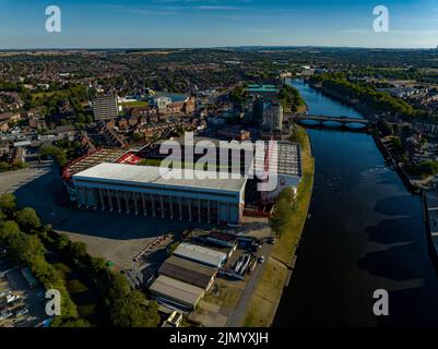 Nottingham Forrest City Count e Meadow Lane Notts County dall'aria, Aerial Shot da un fiume drone Trent Nottingham Foto Stock