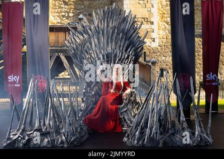 USO EDITORIALE SOLO Cosparayer e super fan Sophia siede sul Trono di ferro fuori dalla Torre di Londra per segnare il lancio del prequel del Trono di Spade, House of the Dragon, in onda su Sky e il servizio di streaming ORA da agosto 22. Foto PA Data delle foto: Lunedì 8 agosto 2022.. Il trono viene esposto alla Torre di Londra oggi e domani, davanti alla prima House of the Dragon la prossima settimana a Leicester Square. I fan e i visitatori della Torre di Londra potranno scoprire di più sulla serie di notizie tramite un codice QR accanto al Trono di ferro. Il Trono visiterà il paese, Foto Stock